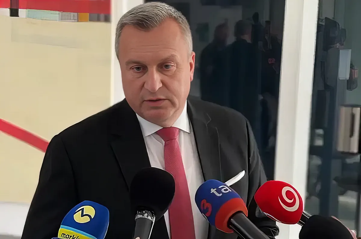 Fico bájital: belpolitikai bohózat és keleti kalandpark 7 Andrej Danko számára Zelensekij egy külföldi báb, ezért az SNS esetében vörös vonalnak számít, ha akár egyetlen szlovák katonát is küldenének Ukrajnába harcolni