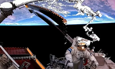 Egy taikonauta űrsétát végez a kínai Tiangong űrállomása előtt