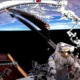 Egy taikonauta űrsétát végez a kínai Tiangong űrállomása előtt