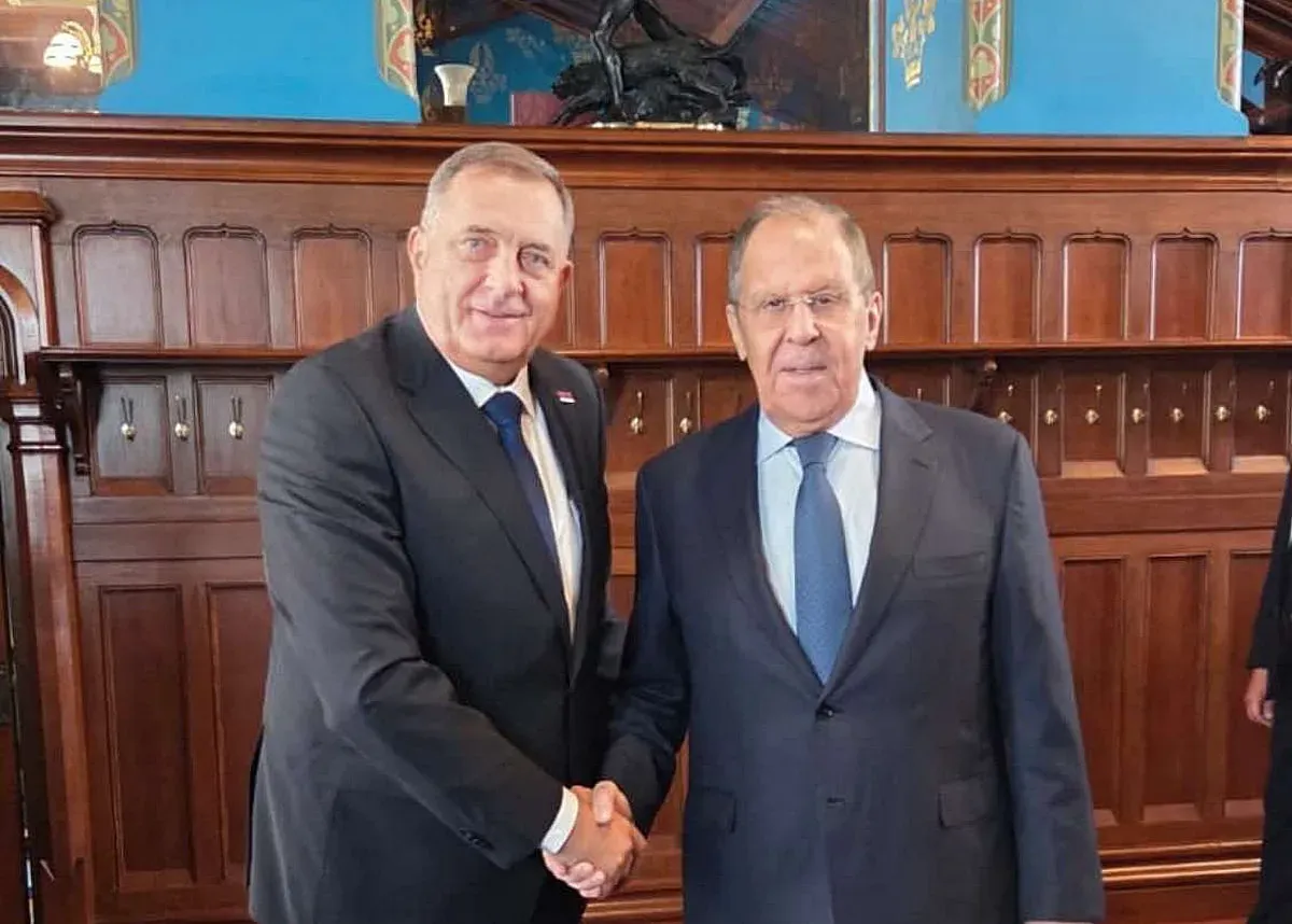 Nem jut minden alkalomra egy Putyin, ezúttal az elnyűhetetlen Szergej Lavrov látta vendégül a boszniai szerb entitás jogerősen leváltott elnökét, aki Moszkvában portyázik