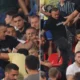 A rendőrök helyett a fekete pólósok akcióban a Szerbia-Anglia meccsen, amely több szempontból is szégyenletes volt. A világhálón terjedő adatok szerint képen látható férfi Miloš Lukovac, aki Rigában is részt vett a szerb szurkolók megregulázásában