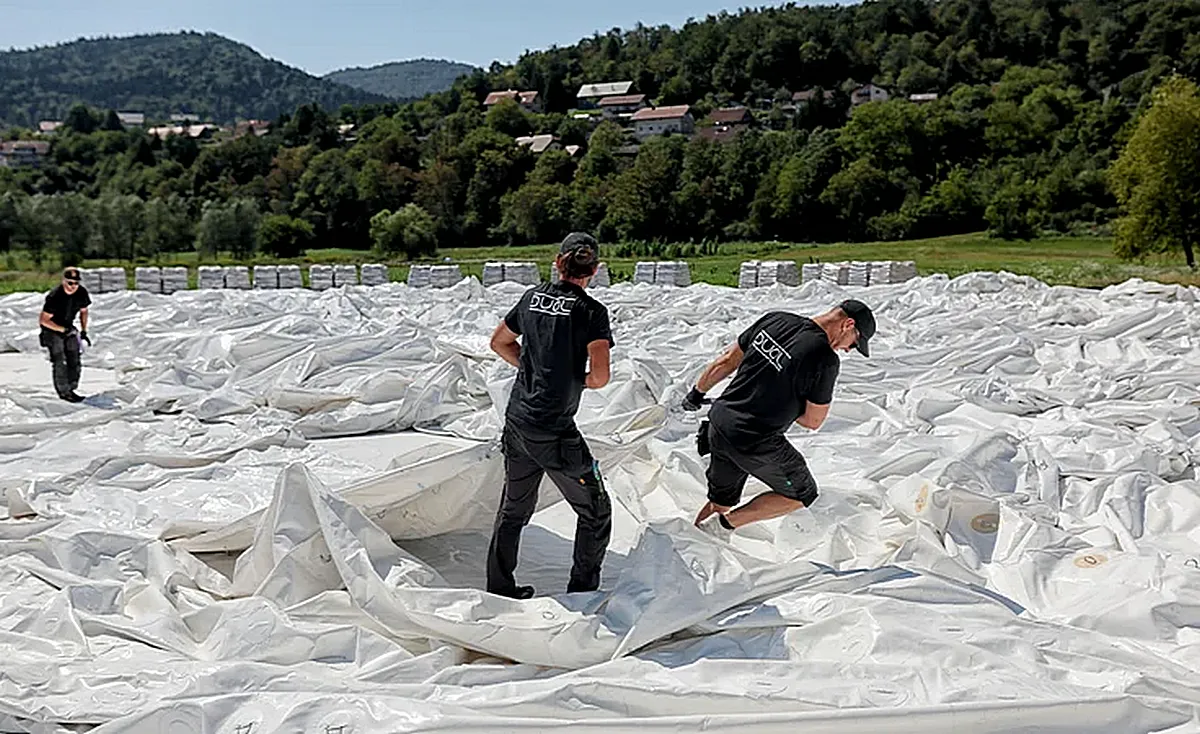 Szlovénia állami védelmi vállalatot alapított 3 millió euró értékben 3 A Duol udvarán egy kísérleti projektet valósítanak meg, amely – ha sikeresen teljesíti a tanúsítási követelményeket – hamarosan repülőgép-hangárrá válik egy európai NATO-szövetséges katonai szállítógépe számára (Forrás: Delo)