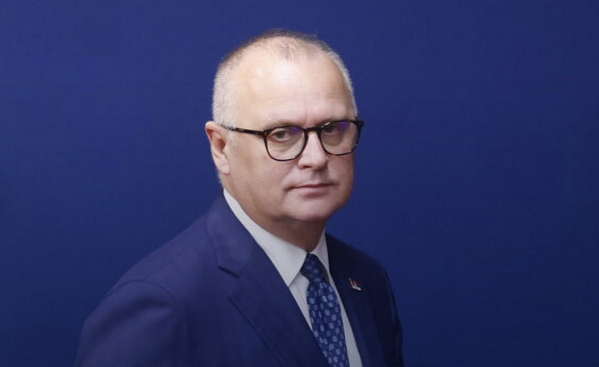 Vádat emeltek a volt közlekedési miniszter és 12 társa ellen 2 Vádat emeltek a volt miniszter ellen, a kormányzat azonban már az ügyészségi szakaszban megpróbálja meghackelni a történetet