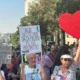 Gyógyíthatatlanul kettészakadt Szerbia: idős hölgyek demonstrálnak a diákokkal együtt a szerb kormány épülete előtt, az egyik transzparens szerint Vucic "nem méltó arra, hogy gyűlöljék, ők inkább megvetik"