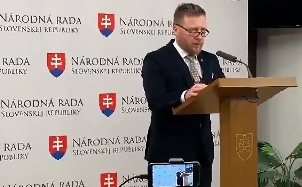 Fico bájital: belpolitikai bohózat és keleti kalandpark 3 - Szinte ugyanolyan mennyiségben, mint az mRNS, a DNS is jelen van. Három esetben a DNS-tartalom még az mRNS-nél is magasabb. Ez már nem is tekinthető mRNS-vakcinának., és ezután - nem félek hivatalosan is kimondani – az emberi szervezet génmódosított szervezetté válik