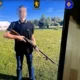 A kiképzés egyik résztvevője, és a kiképzőtábor lakója, ha jól látjuk egy M48-as puskával a kezében, amivel nem sokra megy a mai világban