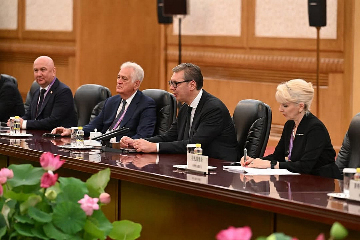 Vučić szerint 15 napon belül megnyílik a Belgrád-Szabadka gyorsvasút 4 Előkerült a naftalinból Tomislav Nikolić volt szerb elnök is, aki a Kínával és Oroszországgal történő nemzetközi együttműködés koordinálását végző a szerb nemzeti tanácsot vezeti. A képen még látható az amerikaiak által megszankcionált Nenad Popović, de ebben a társaságban ez kimondottan előny