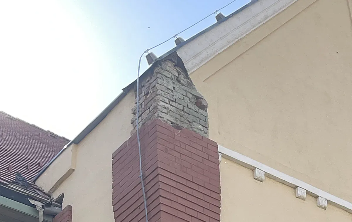 Omladozik a tetőtér, és cserepek is hiányoznak, a nehezen értelmezhető "csatornaelvezetés" mellett