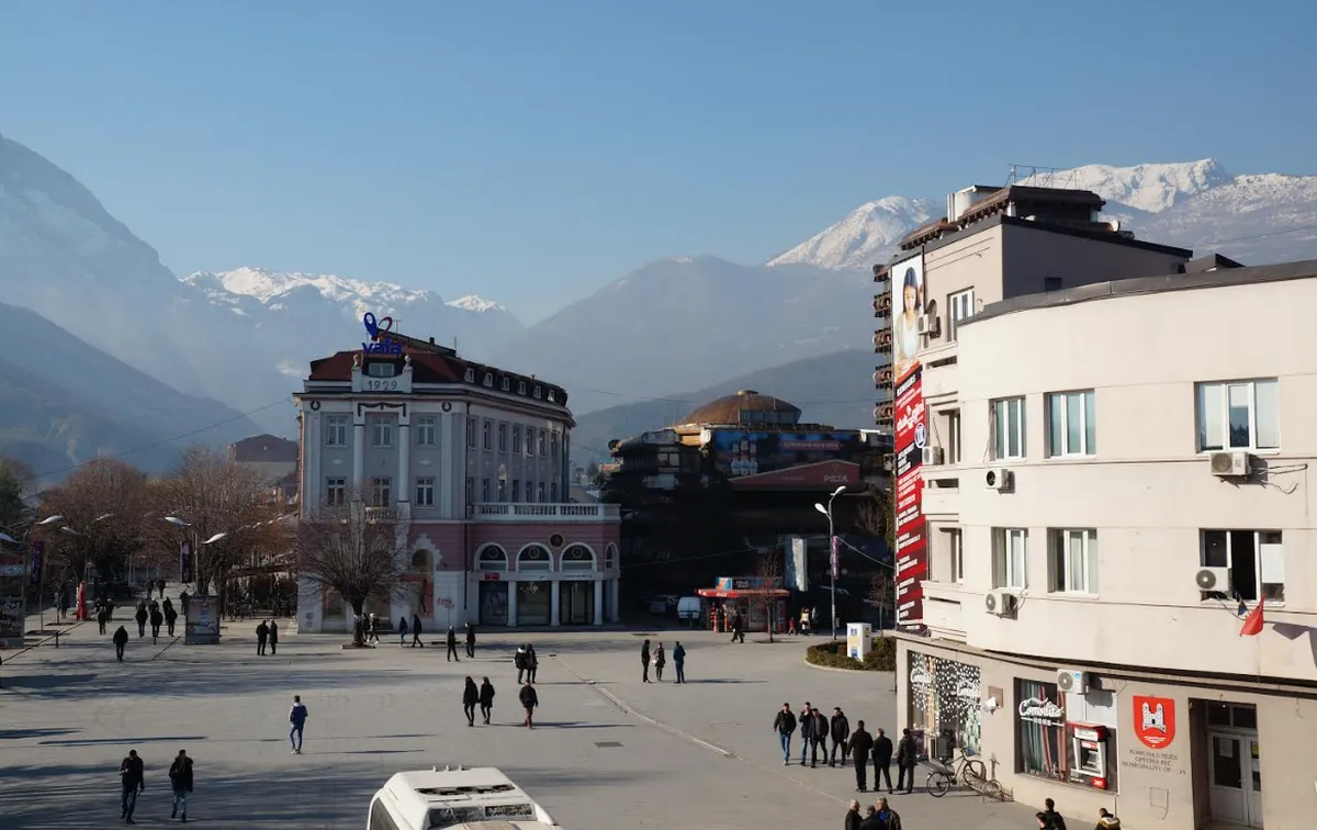 📍 Peja, Koszovó – A városközpont háttérben a lenyűgöző Prokletije (Albán-Alpok) hegységgel