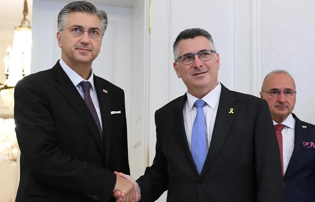 Andrej Plenkovic horvát miniszterelnök és Gideon Sa'ar izraeli külügyminiszter a zágrábi kormányépületben tartott találkozójukat követően