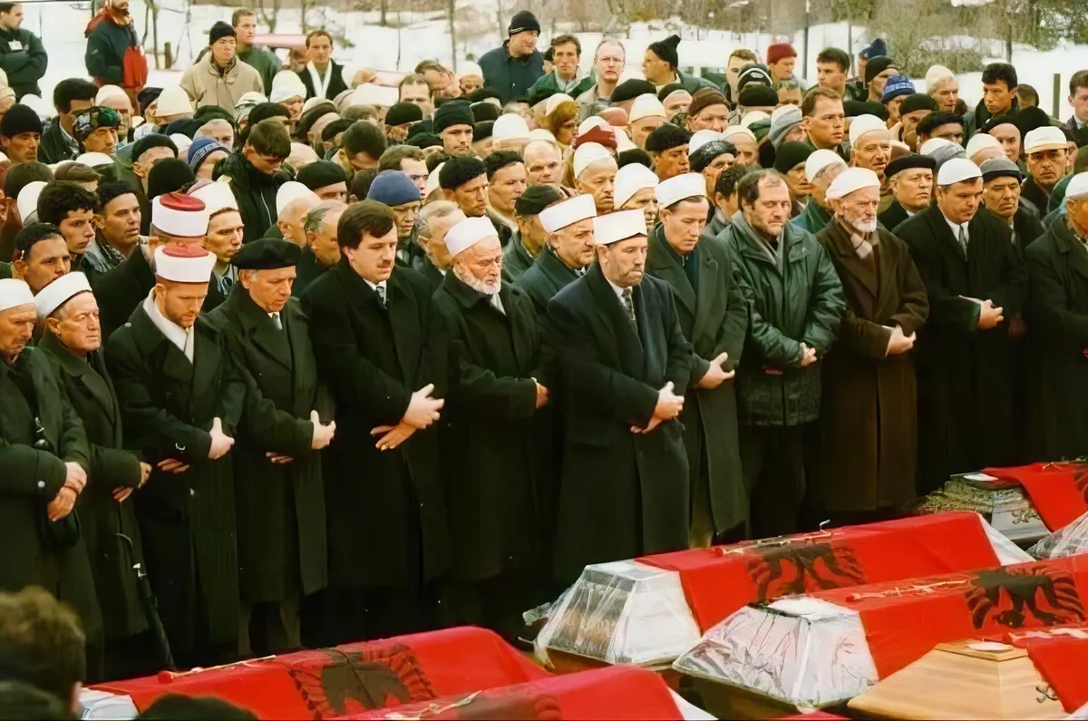 Hazatért a Szerbiában hősként ünnepelt háborús bűnös katonatiszt 5 A reçaki mészárlás a koszovói válság egyik legismertebb és legvitatottabb eseménye volt, amely 1999. január 15-én történt a Koszovó középső részén fekvő Reçak (Račak) faluban