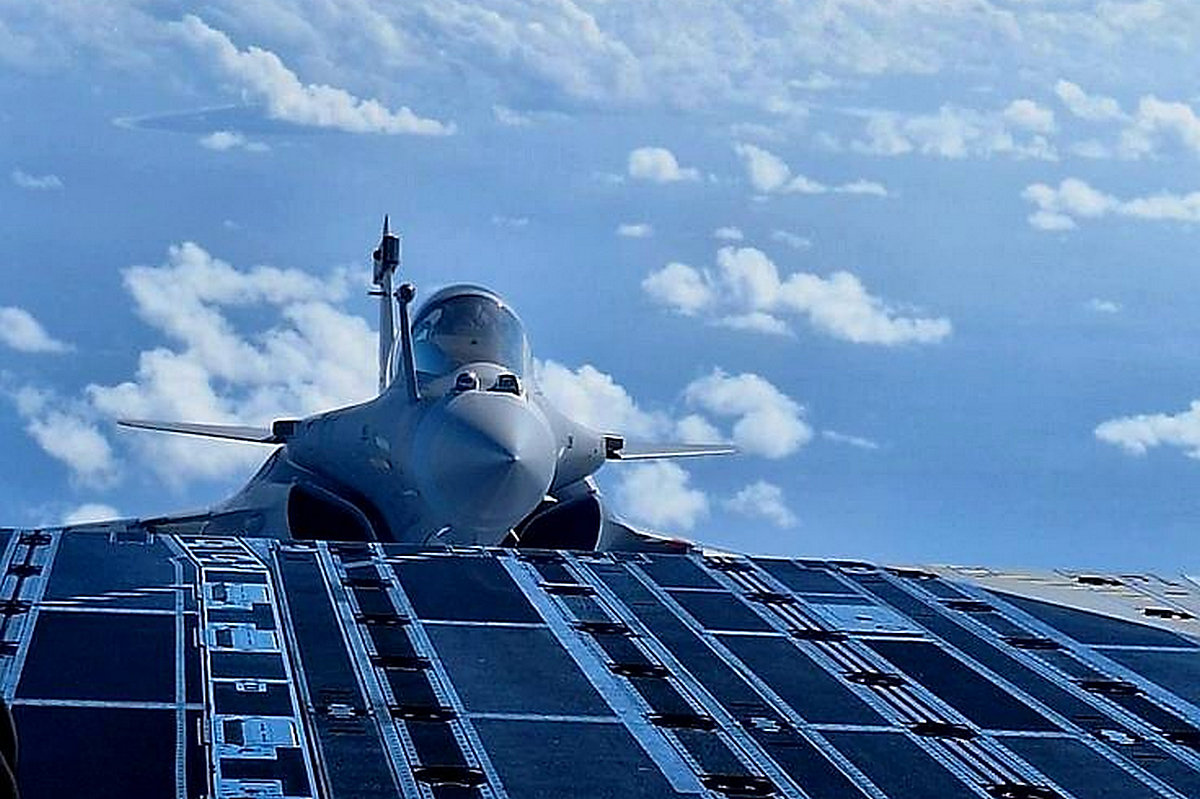 Tizenkettő, egy tucat, és a furcsa francia hozzállás 4 Coucou, me voici! („Hahó, itt vagyok!” vagy „Csuvi, megérkeztem!”) A Dassault Rafale jó úton halad afelé, hogy azt tegye, amit egykor a Mirage III tett: globális mércéjévé váljon. Több mint 500 megrendelt és 300-nál is több leszállított Rafale-val, amelyek közel felét exportra szánták. A Rafale több mint egy vadászgép: a francia geopolitikai befolyás eszköze