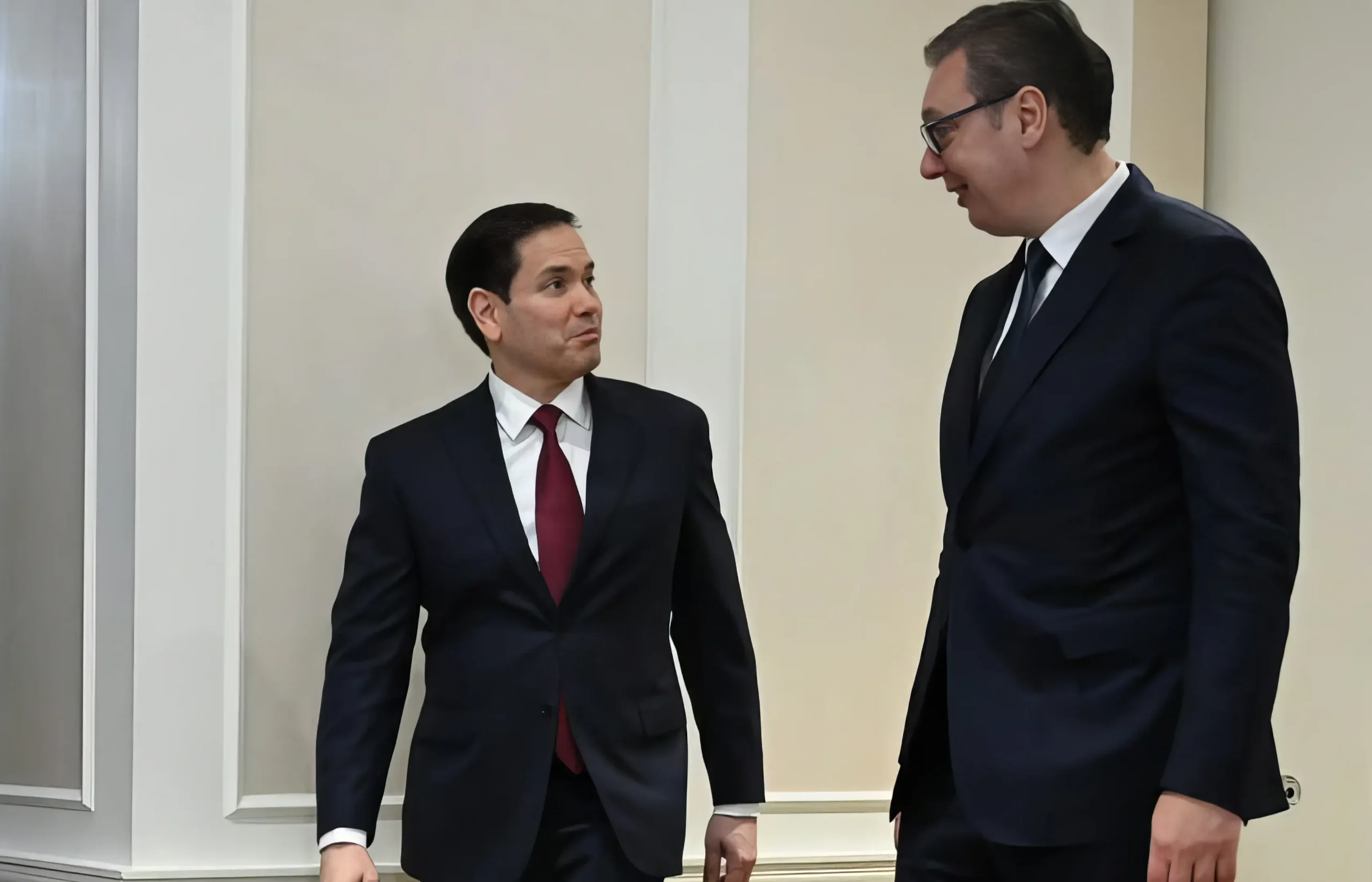 Vannak zászlós képek is, azokon szépen mosolyog az amerikai külügyminiszter és a szerb elnök, ez egy rossz pillanatban elkapott szemkontaktus