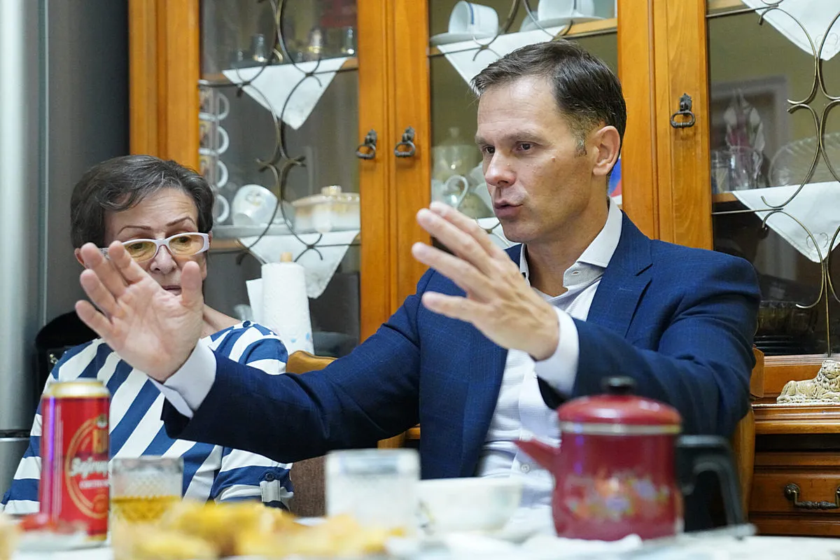 A szerb pénzügyminiszter  szombaton egy nyugdíjas házaspárt keresett fel, és ebből az alkalomból rámutatott, hogy az állam intézkedésekkel reagált a magas termékárakra, és hogy ez jó eredményeket hozott. Szerinte mindent, amit az állam megtakarít, azt a nyugdíjak és a fizetések emelése révén a polgárokhoz juttatja el. A jóságos szerb állam...