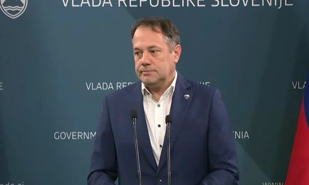SZLOVÉNIA KITILTOTTA DODIKOT? Matej Arčon, szlovén miniszterelnök-helyettes: Az ülésen egyhangúlag elfogadtuk, hogy Milorad Dodiknak tilos belépnie a Szlovén Köztársaság területére. A határozat ma lépett életbe