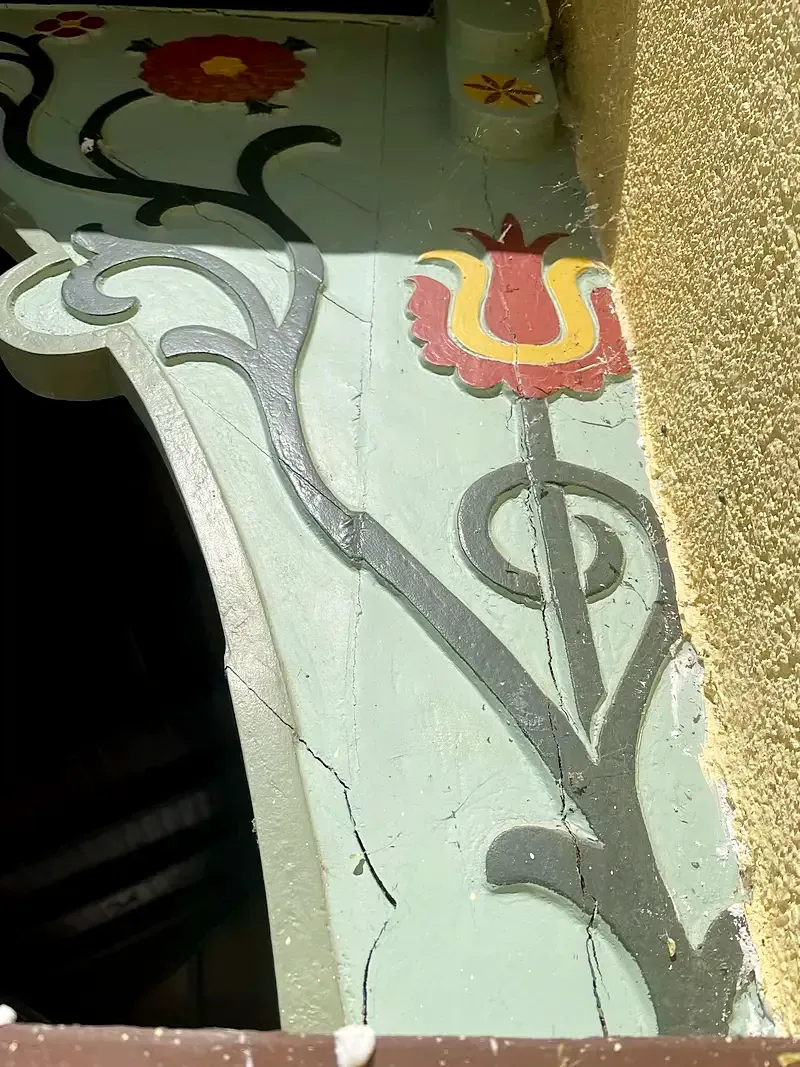 Erősen repedező szecesszió Újzsedniken 