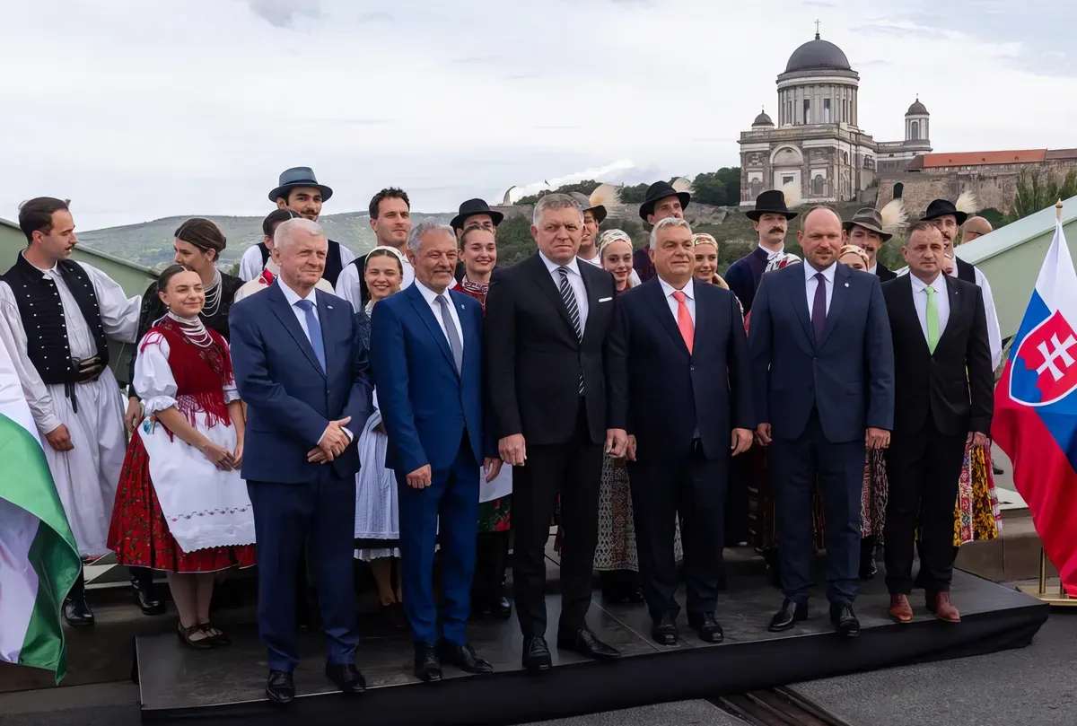 Fico bájital: belpolitikai bohózat és keleti kalandpark 6 Robert Fico - mint ahogy Orbán Viktor fogalmazott - Szlovákia elnyűhetetlen és elpusztíthatatlan miniszterelnöke a Mária Valéria hídon erősítette a szlovák-magyar barátságot