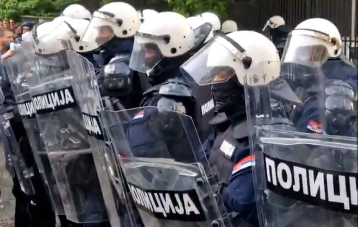 Szerb rendőrök, akiket azért fizetnek, hogy védjék a rezsimet