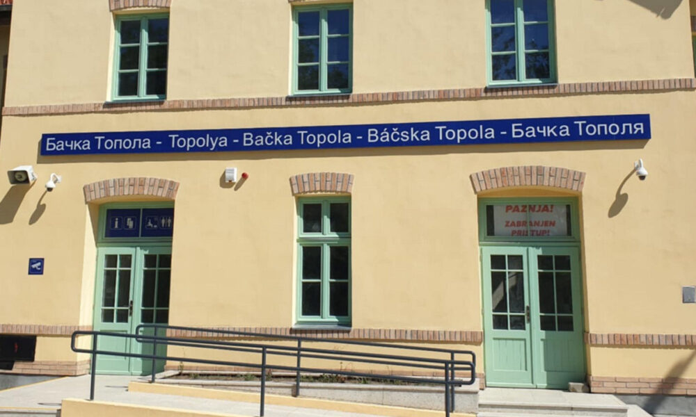 Az ajtó felett látható piros betűs felirat arról tájékoztatja az "utazóközönséget", hogy tilos a belépés: gyorsvasút használhatatlan állomásokkal