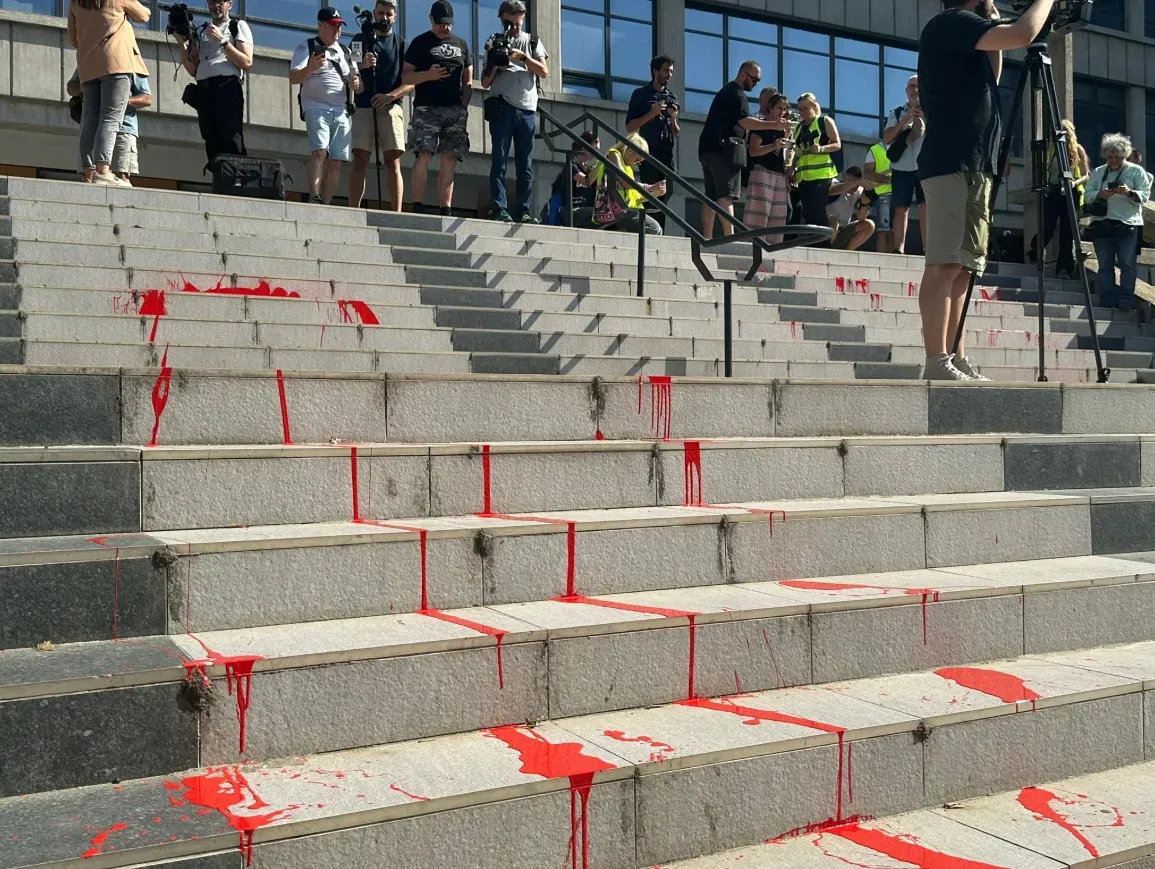 Kettészakadt Szerbia, végnélküli tüntetések az országban 2 A diákok piros festékkel öntötték le az Igazságügyi Palota lépcsőit, de a belügyminisztérium épületének bejáratát is (Forrás: X platform)