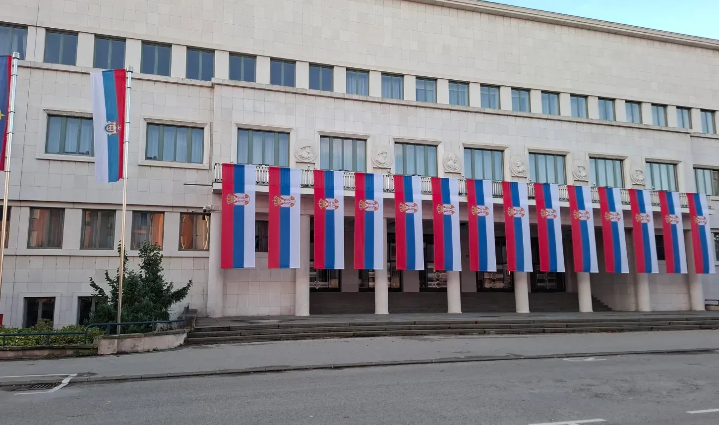 Megint traktorok az utcán, a gazdák és a hatalom nem érti egymást 2 Zászlófüggöny az újvidéki báni palotán, a nacionalista rezsimek gyakran bújnak nemzeti szimbólumok mögé