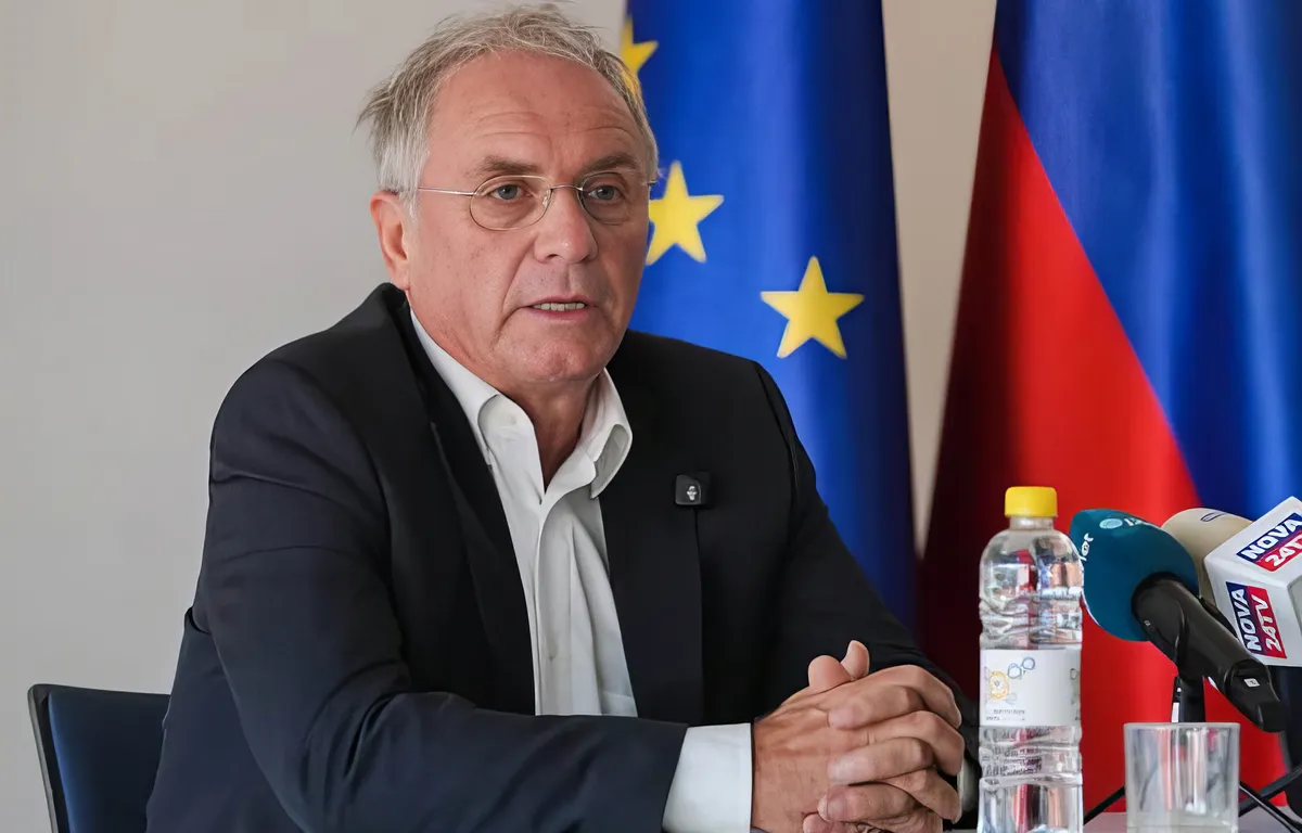 A volt szlovén belügyminisztert a kavači klánnal hozták összefüggésbe 4 Aleš Hojs szerint a montenegrói drogbandával szembeni akciókról viszonylag kevés rendőr tudott, ezért meglepő, hogy öt év alatt nem találták meg az ismeretlen rendőrt, akitől állítólag az információkat kapta
