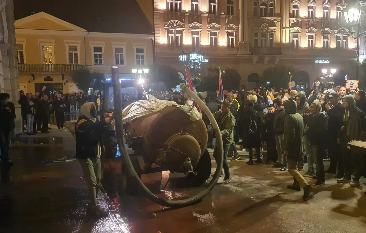 A tavaly november 5-i tüntetésen, Baculov fekáliával árasztotta el az újvidéki városháza előtti teret, amely lényegében a város főtere 