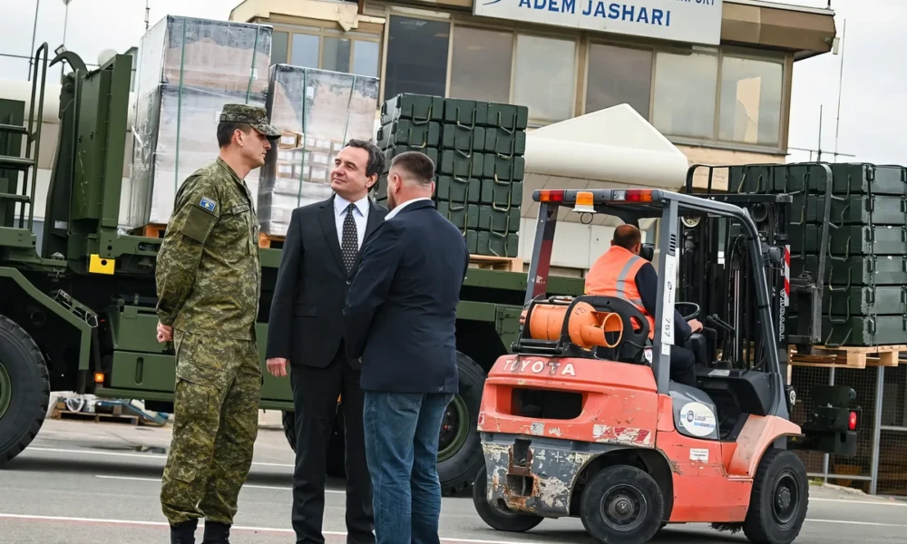 Albin Kurti koszovói ügyvivő miniszterelnök elégedetten nyugtázta, hogy több ezer Skydagger kamikaze harci drónnal teli konténerek érkeztek a pristinai Adem Jashari nemzetközi repülőtérre