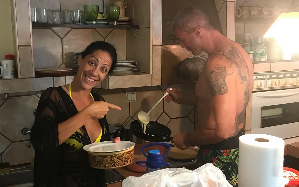 Miša Bačulov már 2018-ban is gyanús volt, mert palacsintát sütött a feleségének, amit egy igazi szerb hazafi soha nem tenne. Most meztelenre vetkőztették Horgosnál