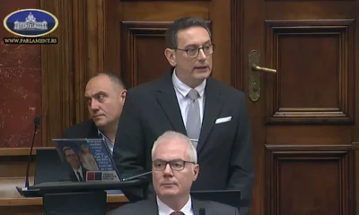 Nebojša Bakarec felszólalása a szerbiai parlamentben, ahol összeesküvés-elméletet terjesztett elő