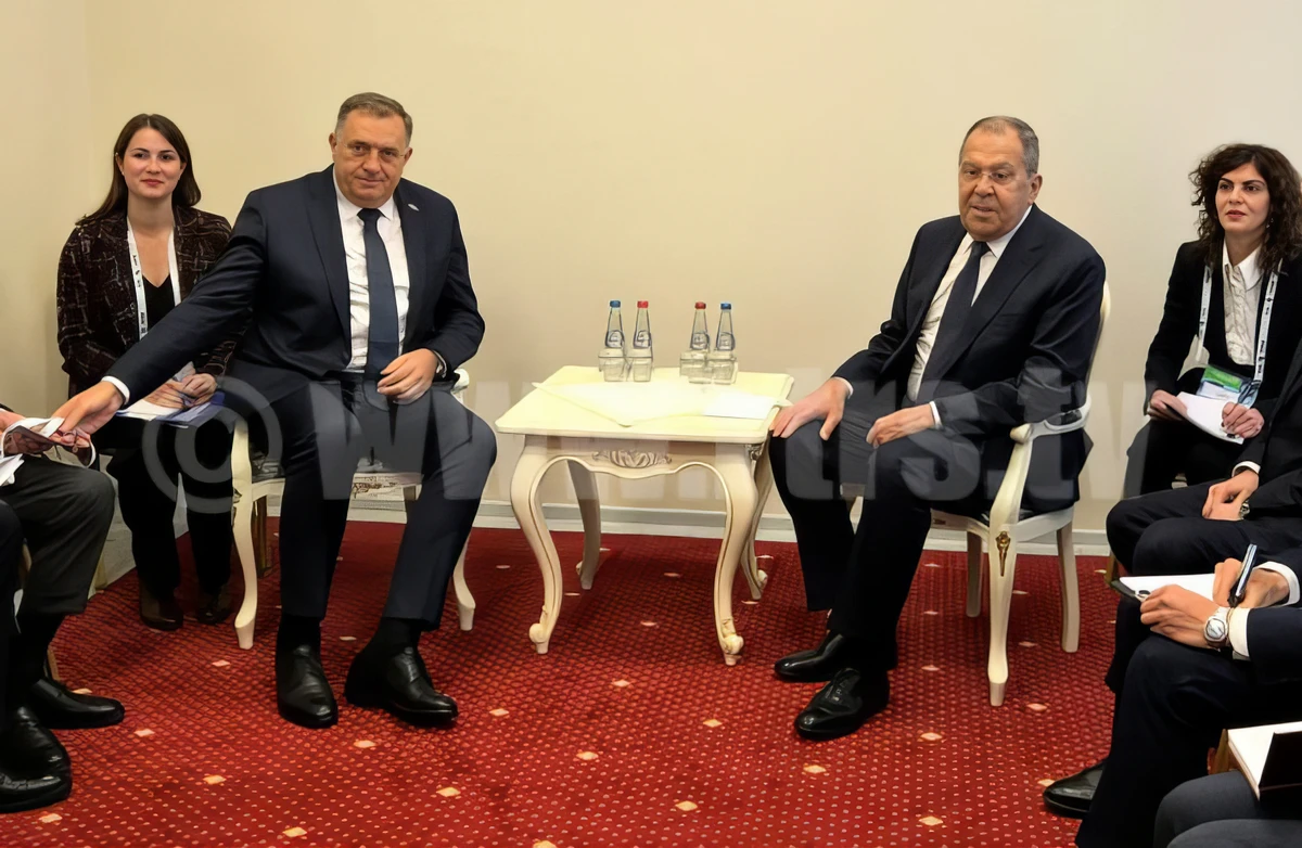 Dodik Lavrovval biztosan tárgyalt, ezt fotóval is tudja bizonyítani. Egyébként valamelyik budapesti szállodában éppen ilyen a szőnyeg, valószínűleg egy helyen készült