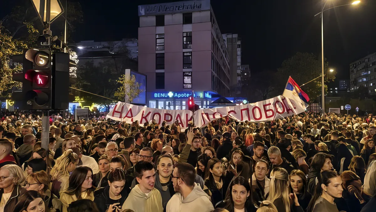 A szerb kormány gyásznapot hirdetett, Vučić bocsánatot kért, de már késő 5 Egy lépésre a szabadságtól, olvasható az újvidéki transzparensen