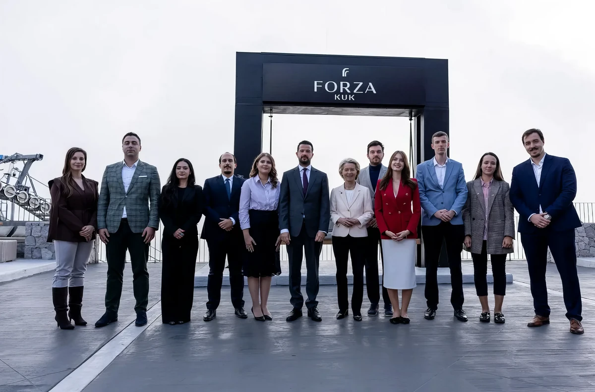 Családi fotó a Forza Kuk értelemnél. A Forza Kuk egy különleges étterem, közvetlenül a Kotorból Lovćenbe vezető felvonó felső állomásánál található

