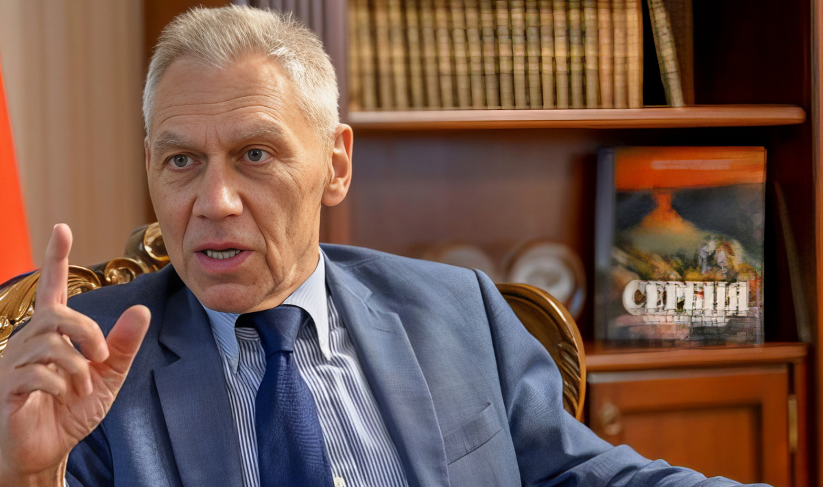 Ez az orosz nagykövet kedvenc interjúadó helye, a háttérben egy díszkötésű sorozat, előtérben egy Szerbiáról szóló orosz nyelvű kiadvány. Szereti az állandóságot