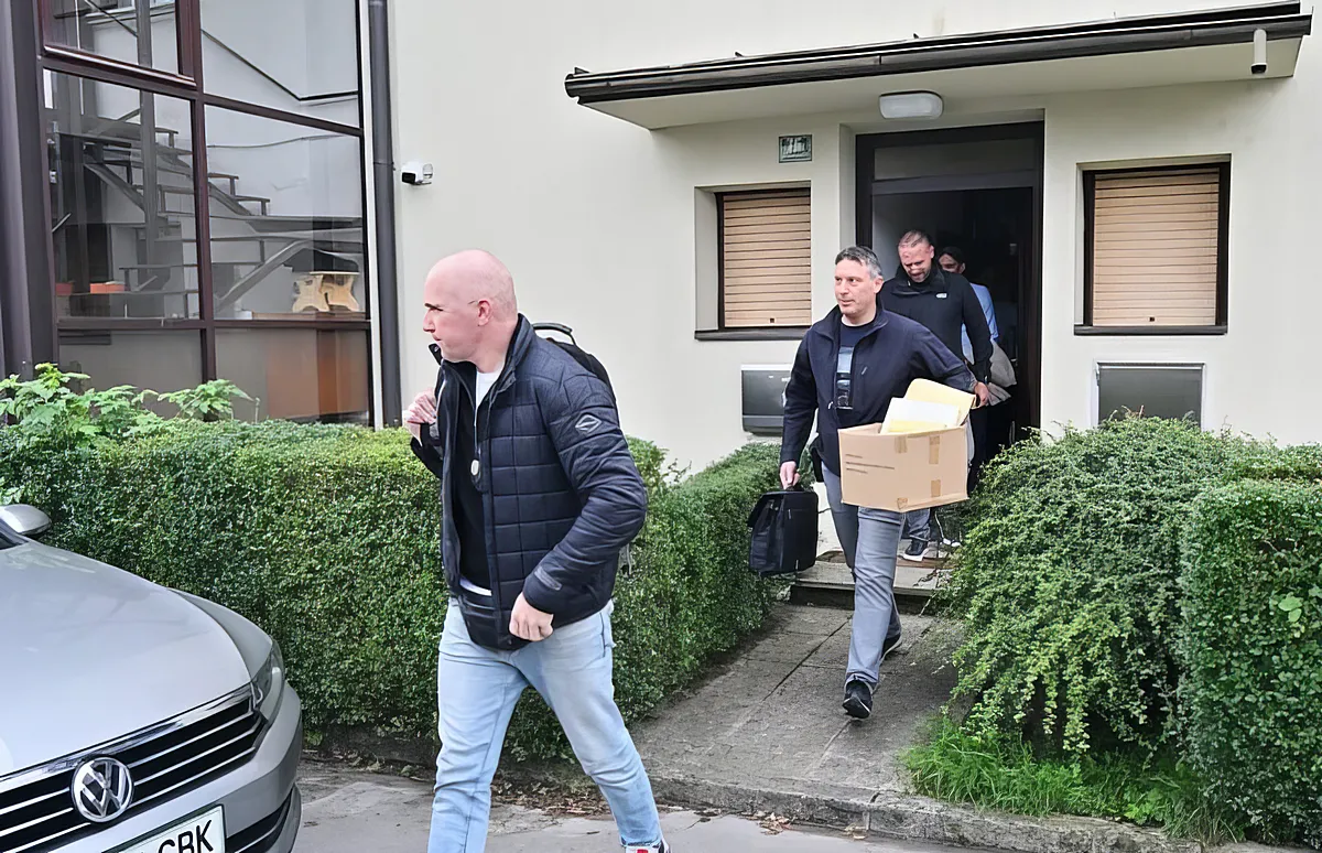 A volt szlovén belügyminisztert a kavači klánnal hozták összefüggésbe 2 Hívatlan vendégek, viszik el a fiúk a szajrét. Aleš Hojs mai sajtótájékoztatóján határozottan visszautasította azokat a vádakat, amelyek a tegnapi házkutatáshoz vezettek (Forrás: Internet)