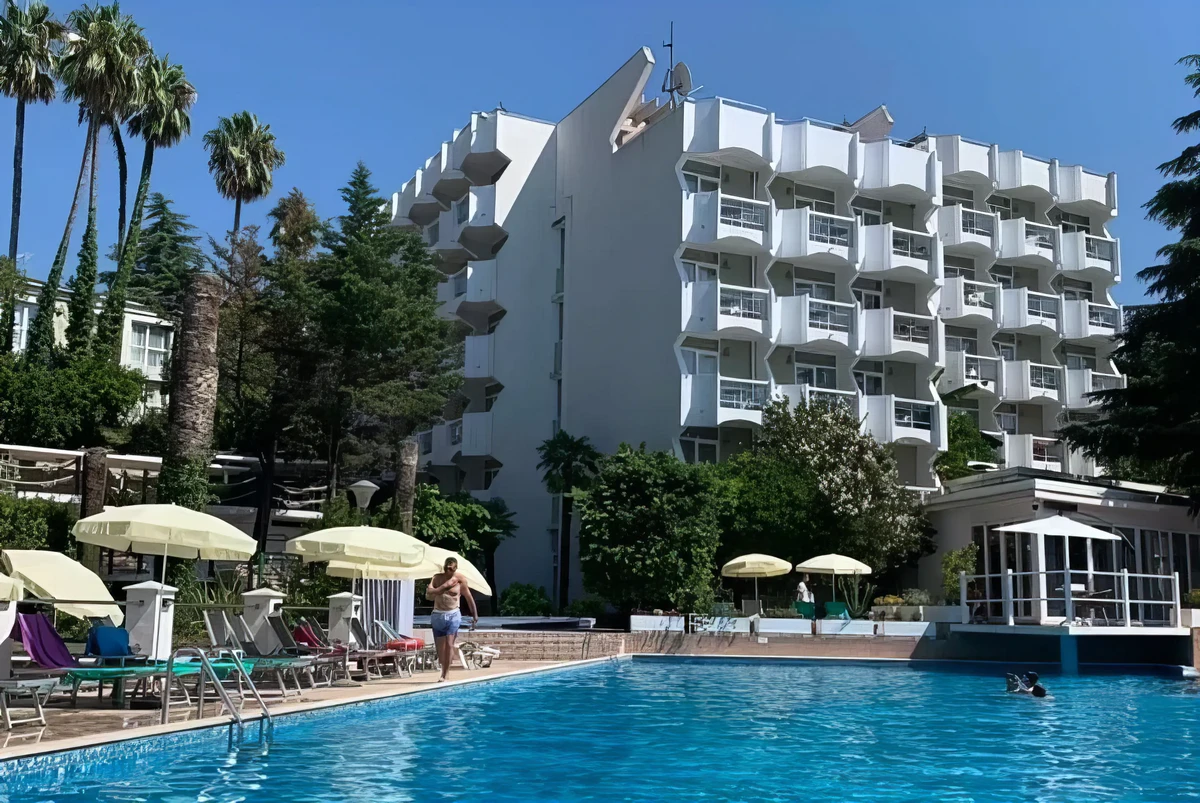 Herceg Noviban van a Hunguest Hotel Sun Resort, - mely Mészáros Lőrinc érdekeltségébe tartozik az Opus Global Nyrt.-n keresztül. A szálloda fejlesztésére a magyar állam 1,025 milliárd forint vissza nem térítendő támogatást nyújtott, vajon szó volt-e a közbeszerzésekről?