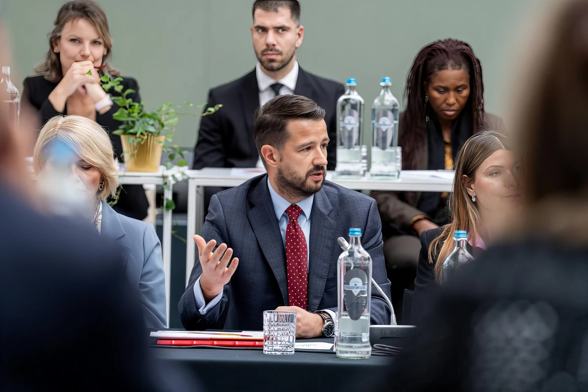 Egy kerekasztal-beszélgetésen Jakov Milatović azt mondta, hogy Montenegró készen áll az uniós tagságra, és hazája már otthon is megéli Európát: az Európai Unió egy működőképes cselekvés, minden nap, minden munkahelyen