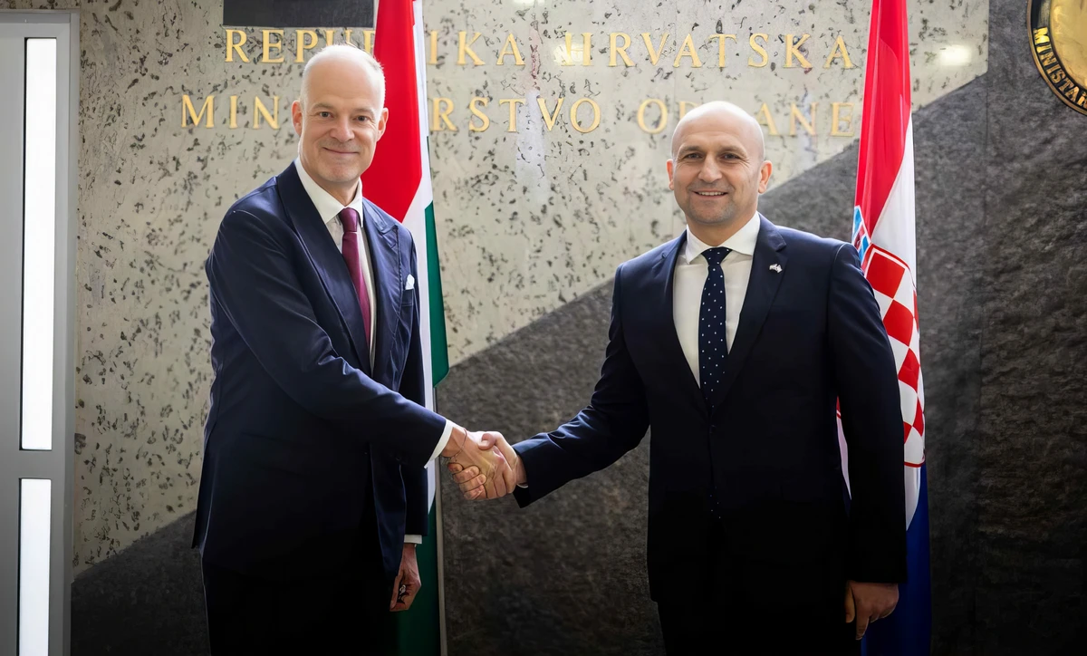 A miniszterek mosolyogni is tudnak, ha kell. Egyébként a horvátok is részt vettek az Adaptive Hussars 2025  (ADHU 25) elnevezésű hadgyakorlaton. Ez Magyarország legnagyobb hadgyakorlata volt a rendszerváltás óta, több tízezer magyar és külföldi katonát mozgatott meg