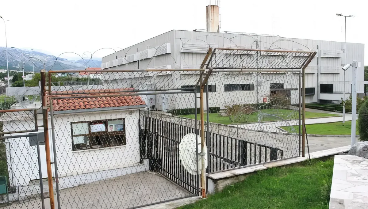 A spliti Lora koncentrációs tábor 1997-ben zárt be. Hivatalosan 1005 szerbet, férfit és nőt, börtönöztek be, több mint egyharmadukat megölték. Körülbelül 130 kínzási módszert jegyeztek fel