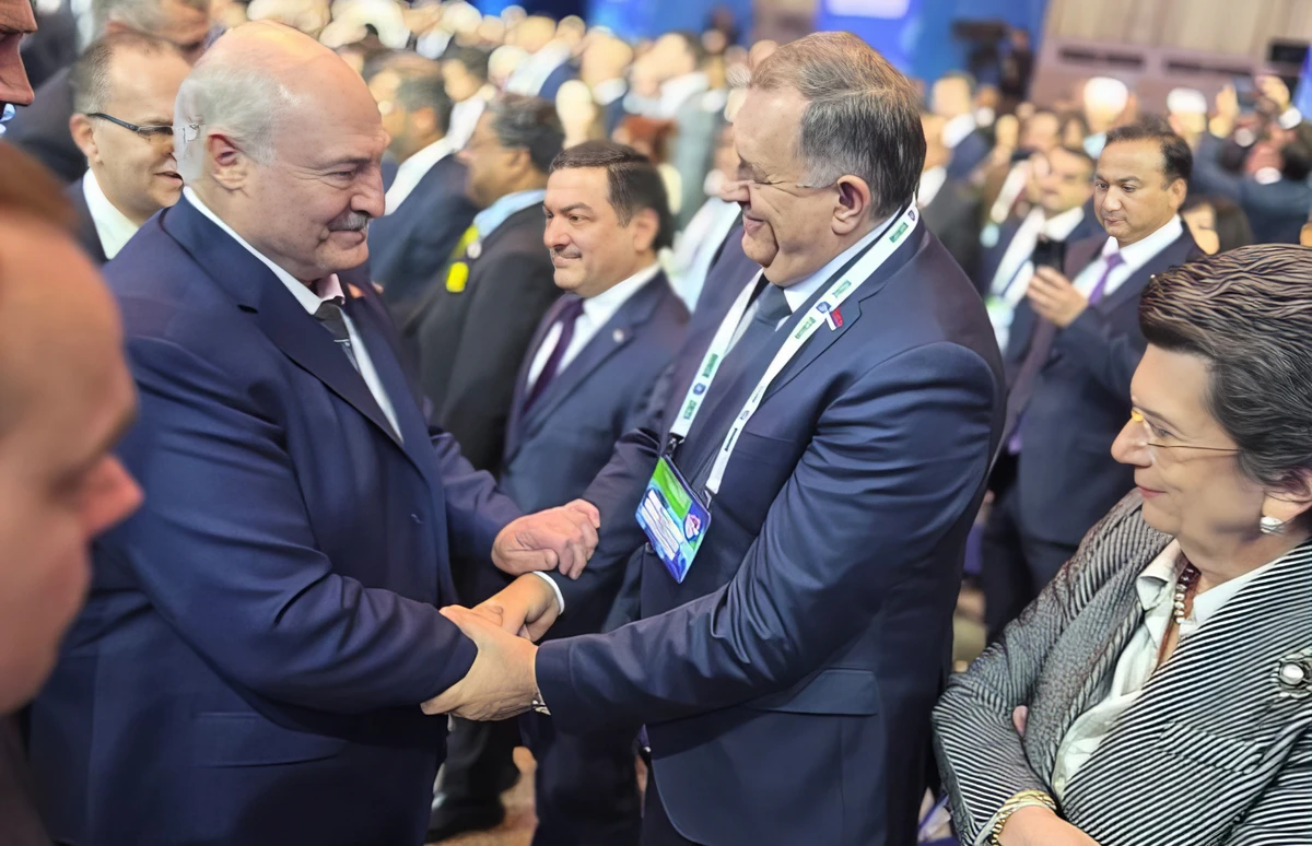 Dodik Lukasenkával is kezet rázott (Forrás: Dodik.net)