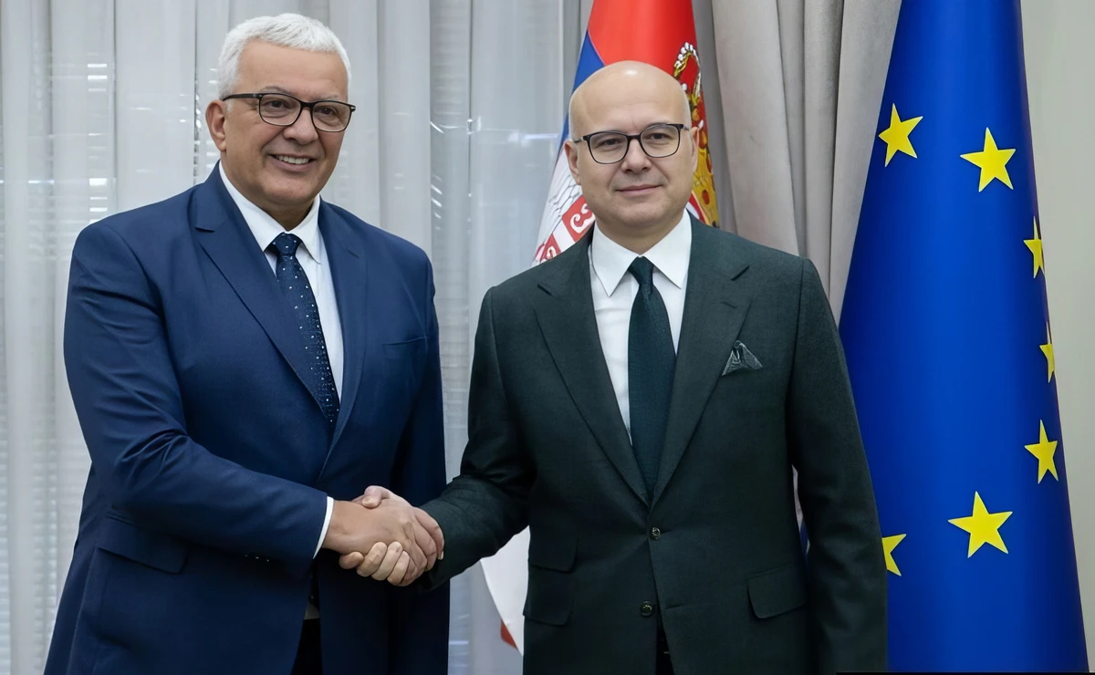 Egy tőről fakadnak:  Andrija Mandić montenegrói házelnök és Miloš Vučević volt szerb miniszterelnök, mindkettőjük számára egyformán fontos  a nemzeti identitás (Forrás: montenegrói parlament)
