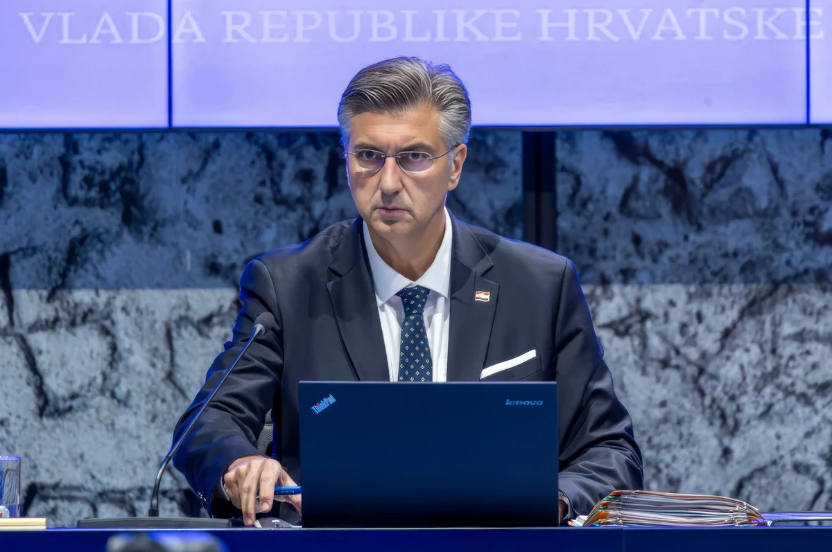 - A Janaf nem eladó, és ilyen opciót egyáltalán nem is fontolgatnak – hangsúlyozta Plenković horvát miniszterelnök a zágrábi kormányülésen, hozzátéve, hogy olyan megoldásra számít, amely lehetővé teszi a Szerbiai Olajipari Vállalat (NIS) és a Janaf közötti együttműködés folytatását