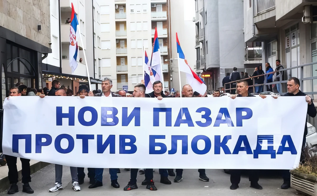 Szerbiában a koszovói szerbek mellett demonstrált mindenki 2 Kormánypárti tüntetők Novi Pazarban frissen vasalt transzparenssel és zászlókkal (Forrás: X platform)