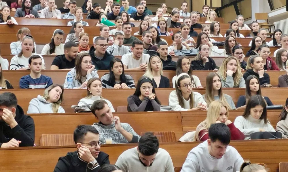Diákok a szabadkai Közgazdasági Egyetemen, a fotó 2024 decemberében készült, jelenleg tartanak a vizsgák