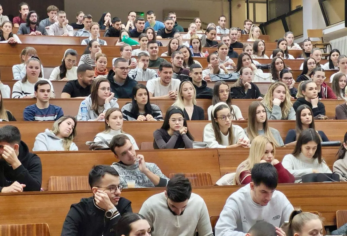 Diákok a szabadkai Közgazdasági Egyetemen, a fotó 2024 decemberében készült, jelenleg tartanak a vizsgák