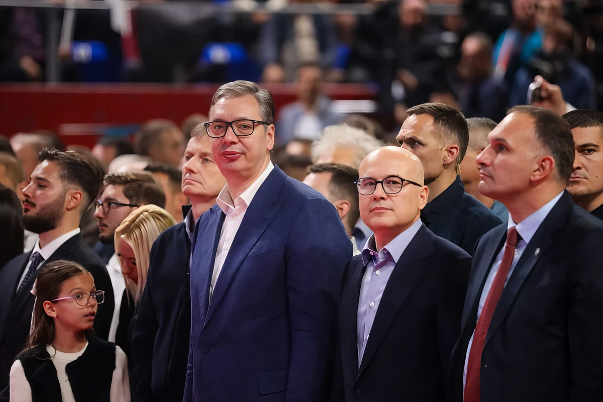 A szerb elnök minden fontos posztra - pártelnök, házelnök, kormányfő, BIA-igazgató - megtalálta a megfelelő bábot - baloldalt Miloš Vučević pártelnök, jobbról a stroke-ból felépült egyik szürke eminenciás, Darko Glišić, aki még vadabbak mond, mint korábban
