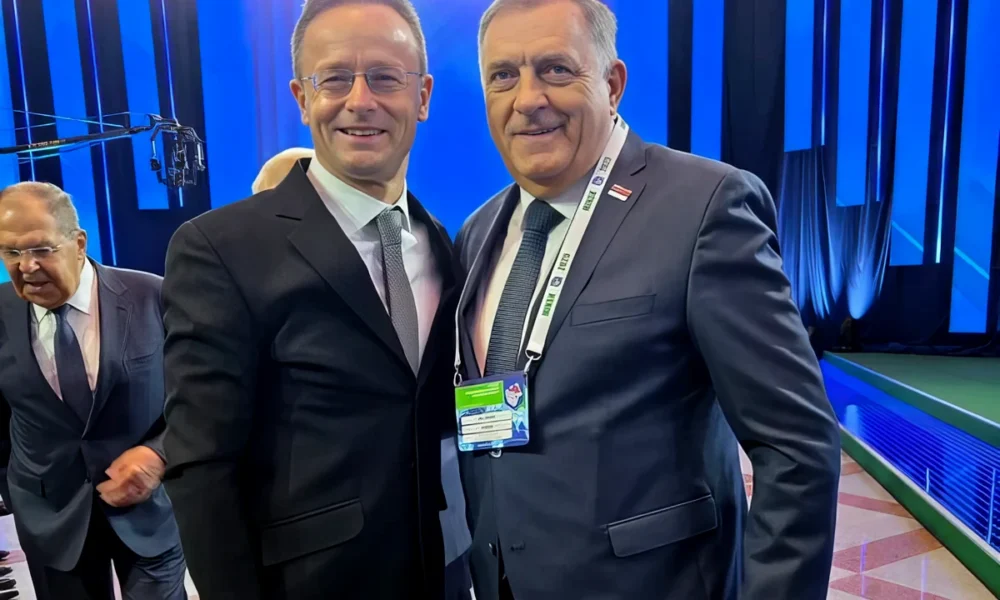 Szijjártó és Dodik egy minszki konferencián állt össze, a háttrében Szergej lóg be a képbe