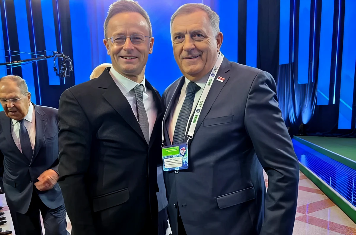 Szijjártó és Dodik egy minszki konferencián állt össze, a háttrében Szergej lóg be a képbe