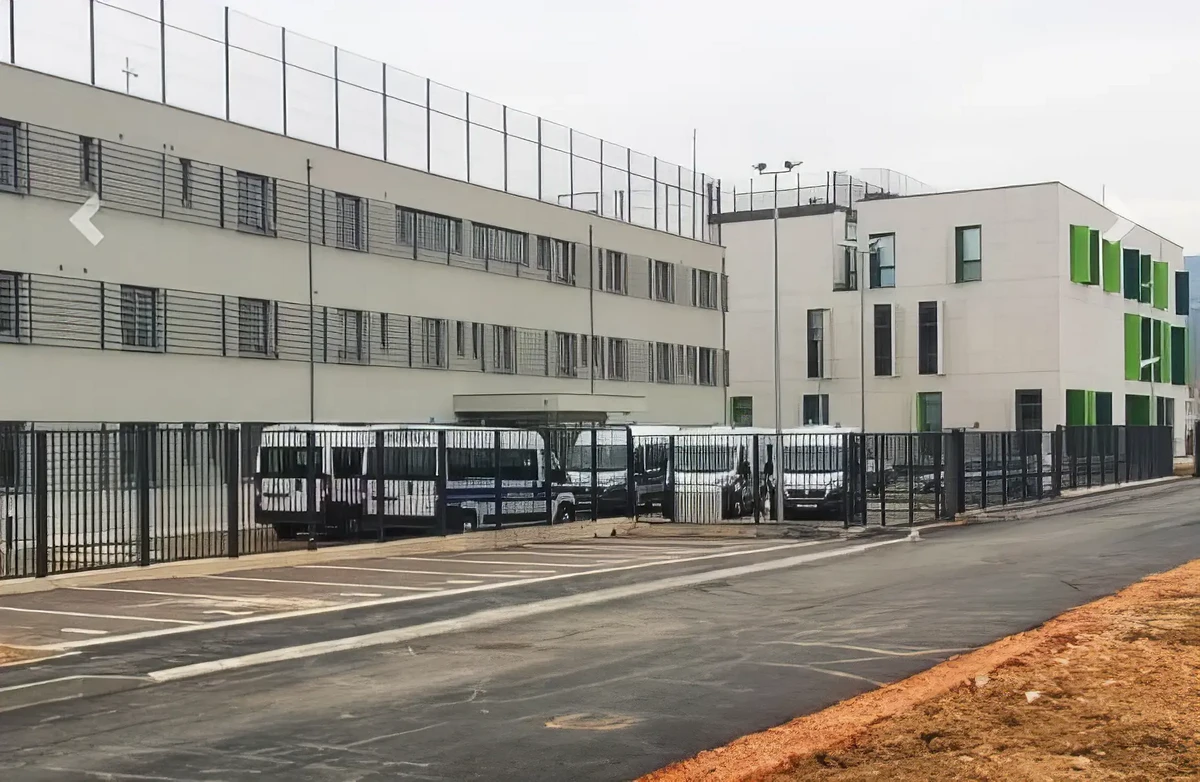 A trilji idegenrendészeti központ, börtönnek is elmenne