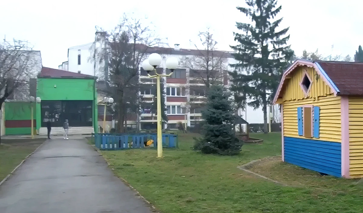 A tuzlai árvaház, amely körülbelül félszáz gyereket lát el a csecsemőkortól egészen a felnőttkorig (Forrás: Screemshot, Tuzlai Televízió)